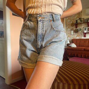 90s Road Runner Lightwash high waisted 100% cotton denim jean shorts!